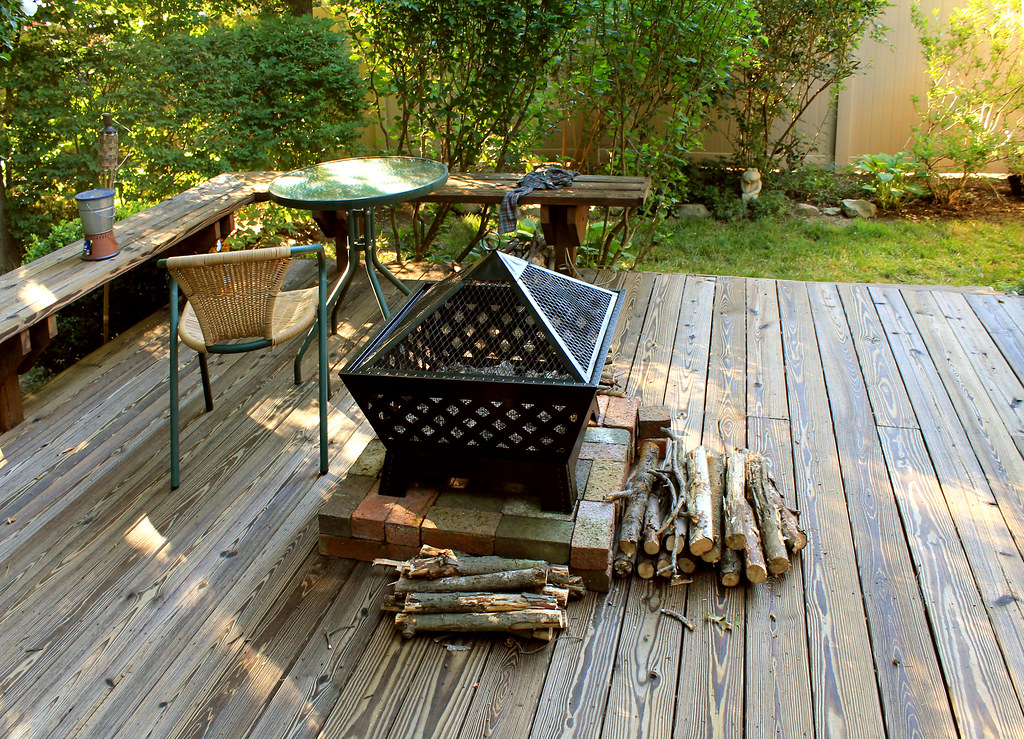 How To Arrange Logs in a Fire Pit